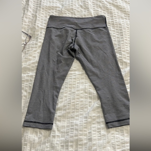 Lululemon navy/white capris size 6 - Picture 2 of 6
